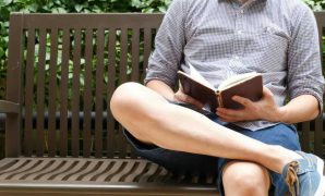 7 Tips Sederhana agar Konsisten Membaca Buku Setiap Hari 7 Tips Sederhana agar Konsisten Membaca Buku Setiap Hari